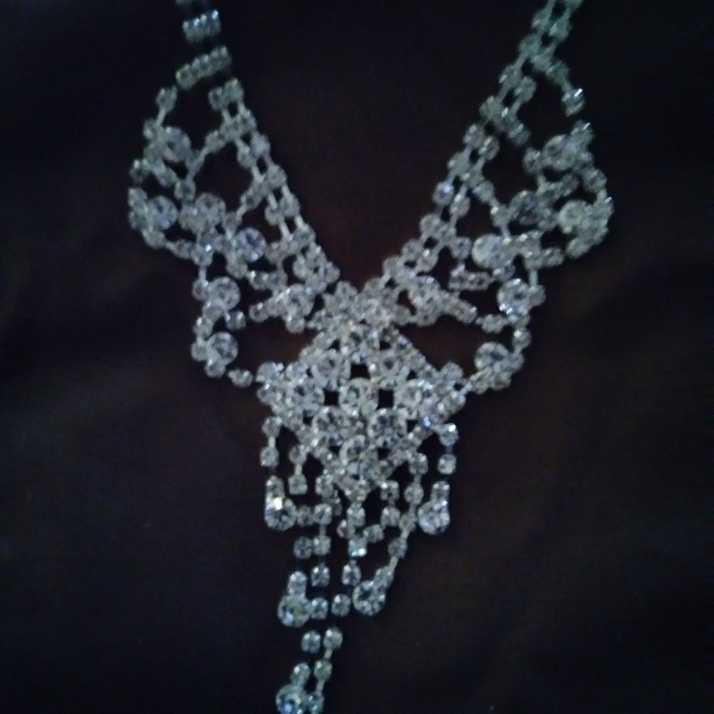 Beautiful rhinestone necklas never warn.